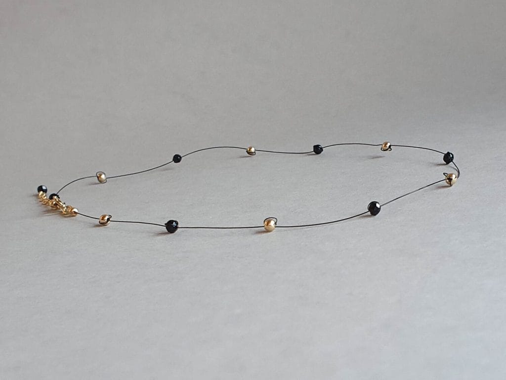 Colier floating din aur filat și onix negru