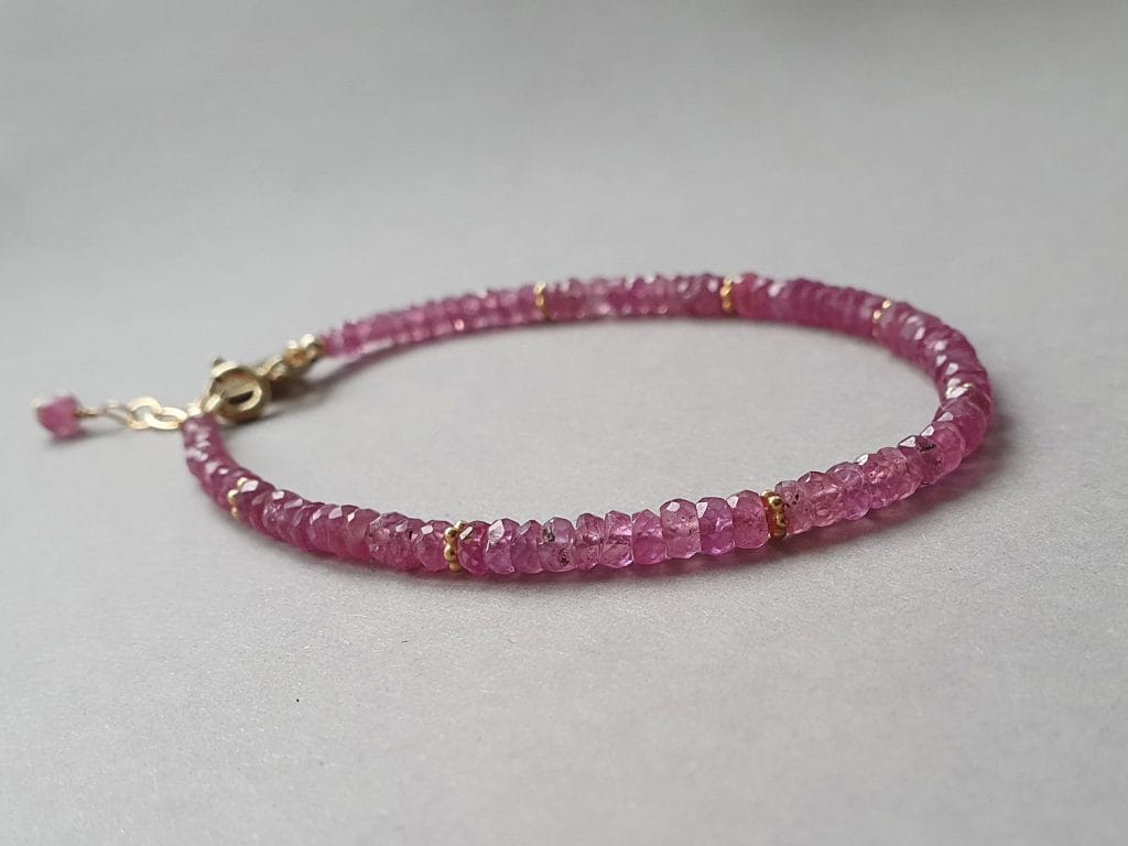 Brăţară din rubin prețios, aur filat și bănuț cu inițială