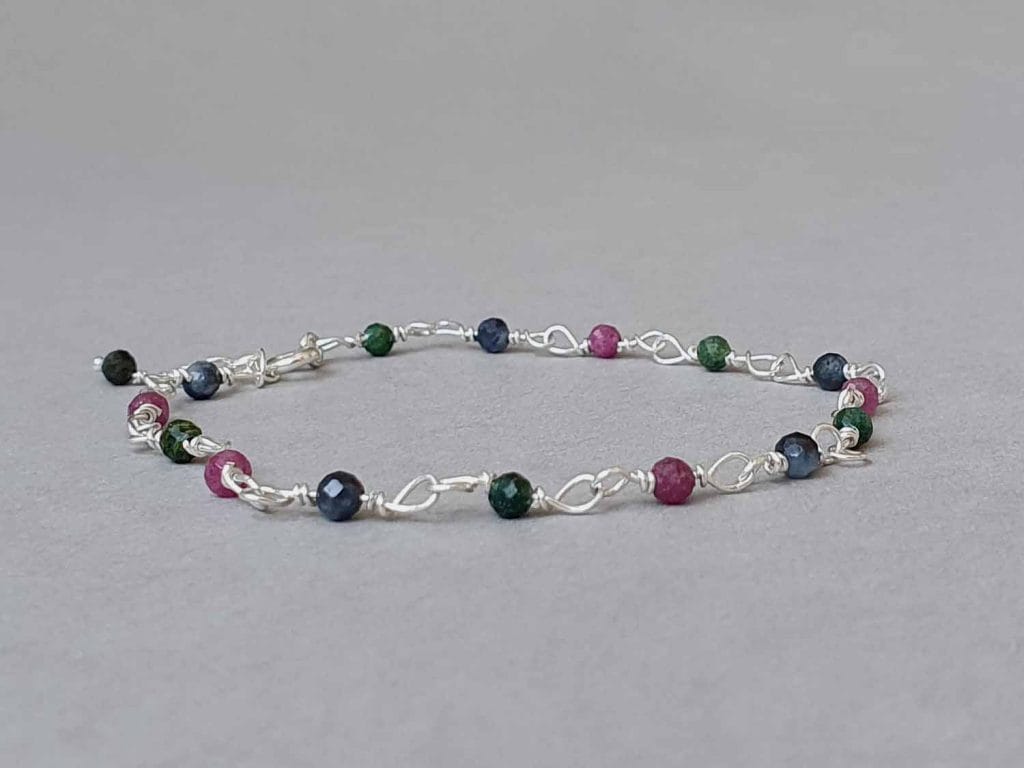 Brăţară din rubin, smarald, safir şi argint