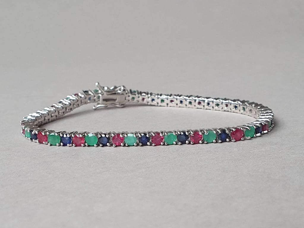 Brăţară din argint şi safir, smarald şi rubin