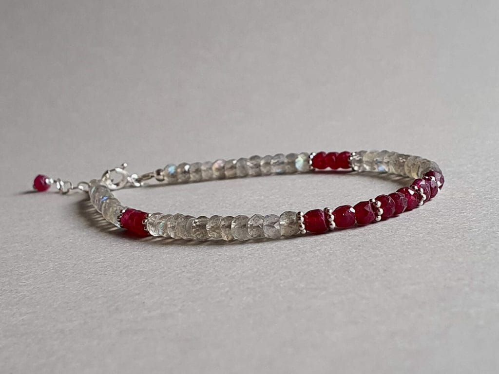 Brăţară din labradorit, rubin și argint