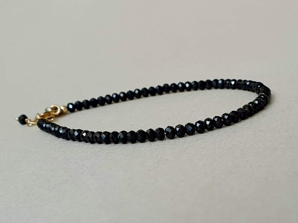 Brăţară din spinel negru și bănuț din aur filat