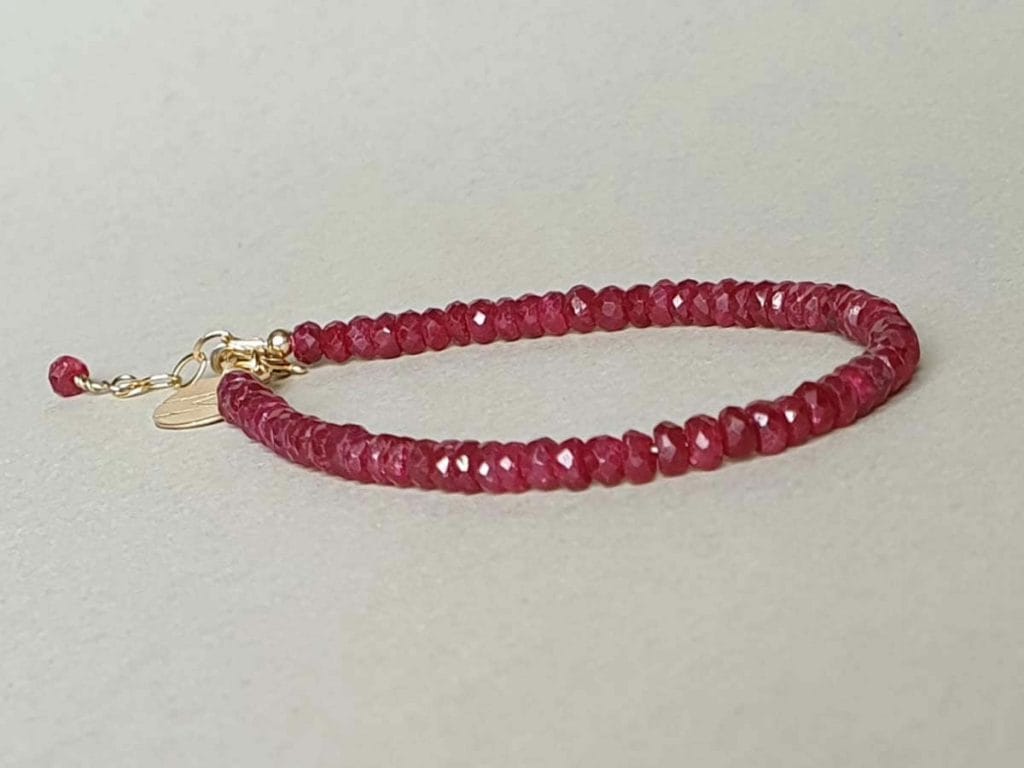 Brăţară din rubin, aur filat și bănuț