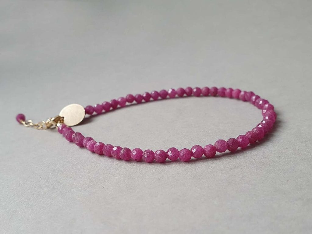 Brăţară din rubin, aur filat și bănuț