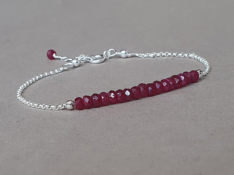 Brăţară minimalistă din argint și rubin