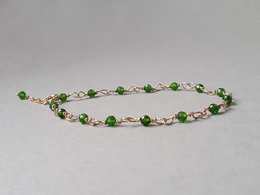 Brăţară în stil minimalist din aur filat și cromdiopsid