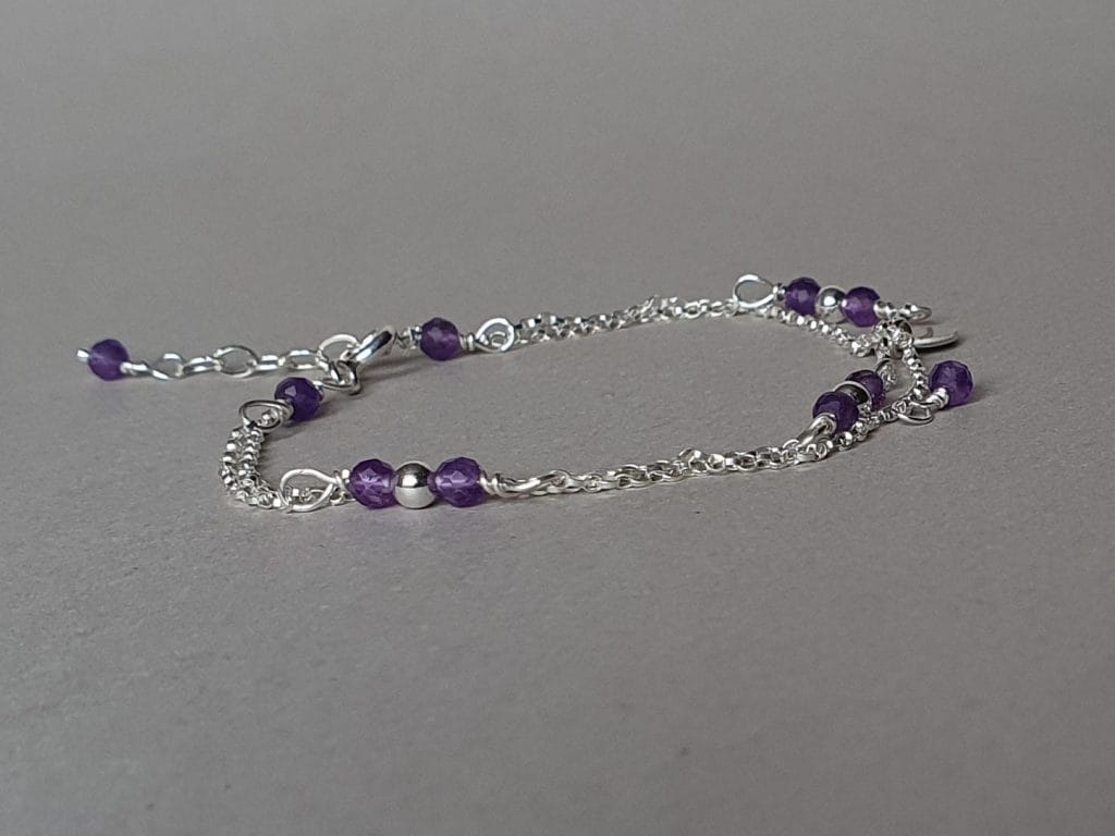 Brăţară în stil minimalist din argint și ametist