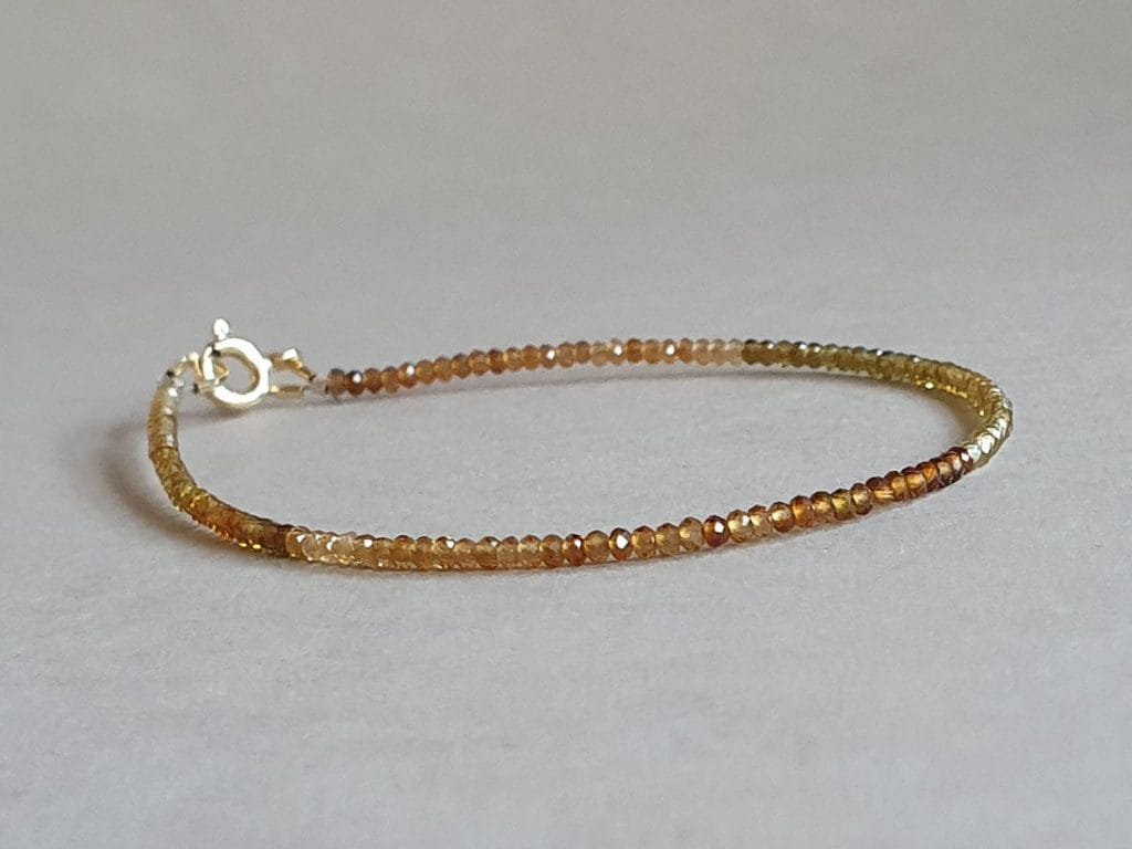 Brăţară din turmalină maroniu-verzui şi aur filat