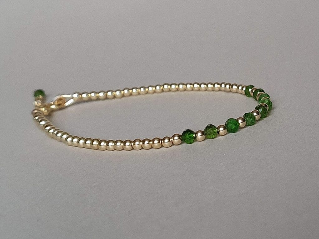 Brăţară din aur filat și cromdiopsid