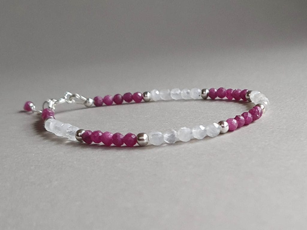 Brăţară din piatra lunii, rubin și argint