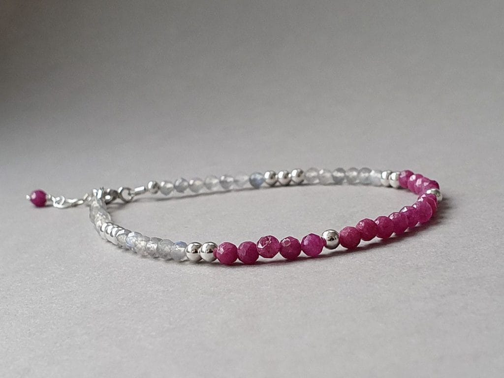 Brăţară din labradorit, rubin și argint