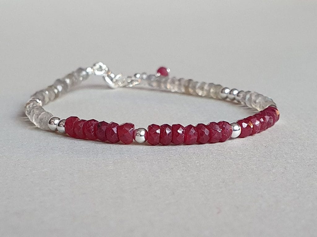 Brăţară din labradorit, rubin și argint