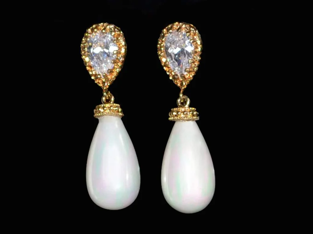 Cercei placaţi cu aur galben, perle din sidef si cristale zirconiu cubic