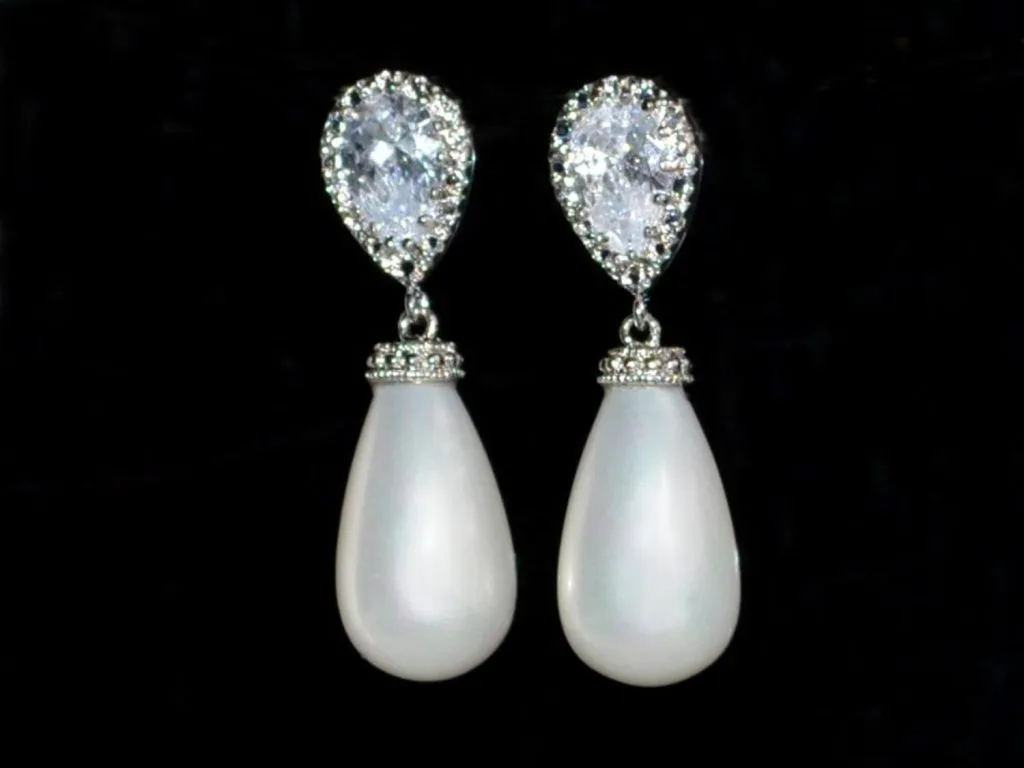 Cercei placaţi cu rodiu, perle din sidef si cristale zirconiu cubic