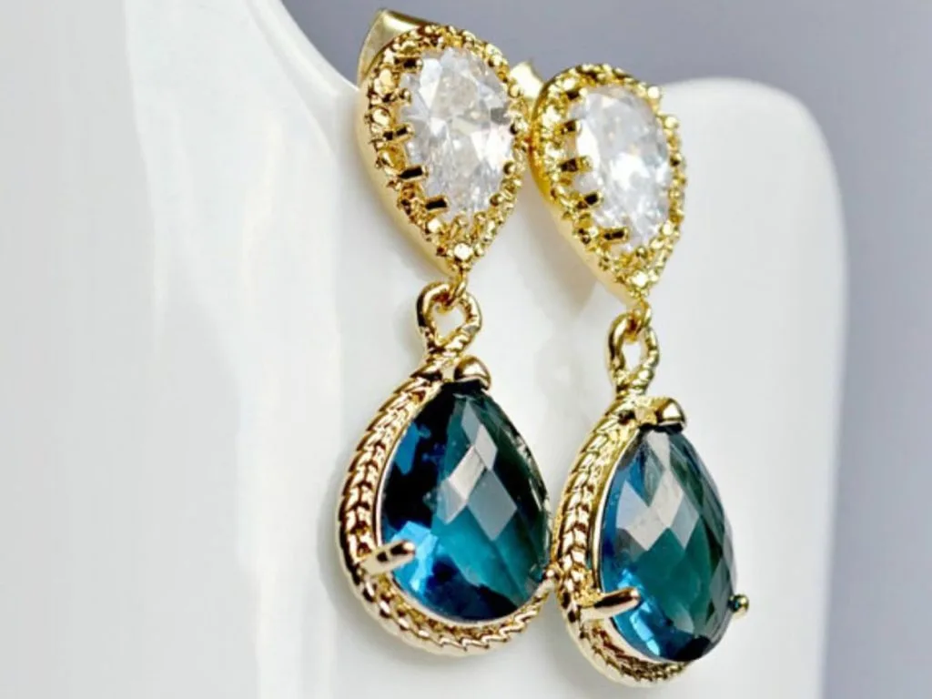 Cercei placaţi cu aur şi cristale de culoarea safirului