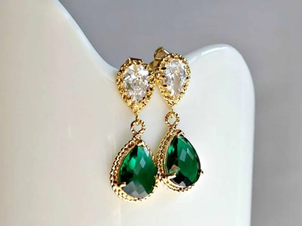 Cercei placaţi cu aur şi cristale de culoarea smaraldului