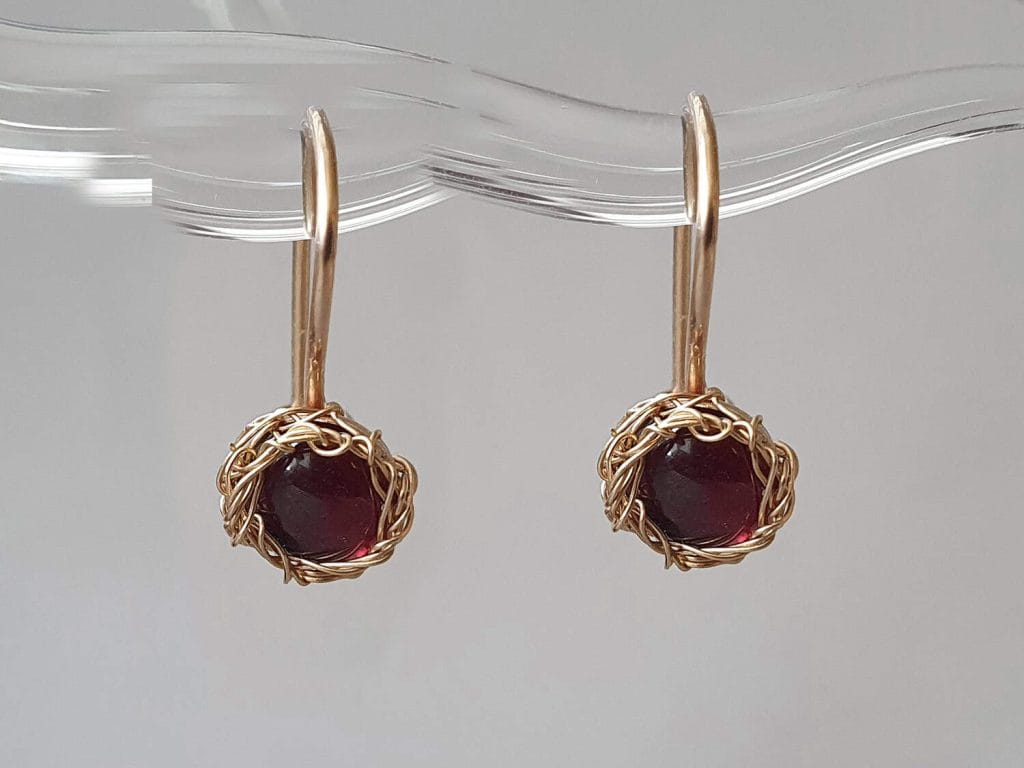 Cercei cu tijă din granat și aur filat