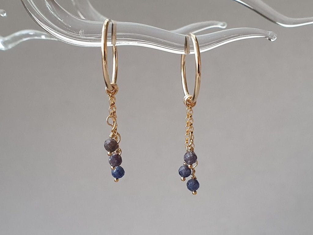 Cercei minimaliști din aur filat și safir