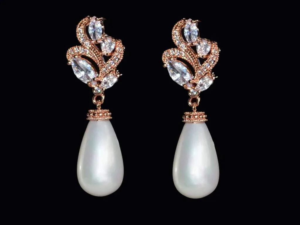 Cercei eleganți cu perle din sidef și cristale