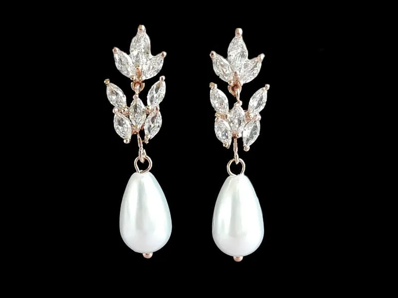 Cercei placaţi cu aur roz, cristale zirconiu cubic şi perlă din sidef