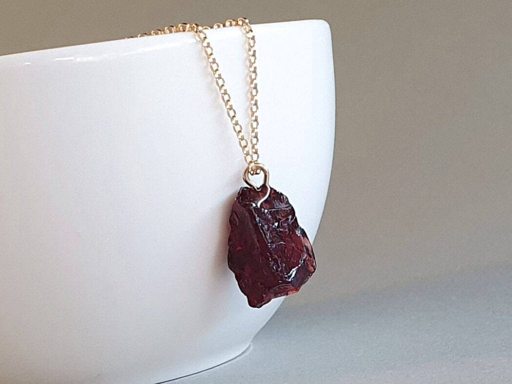 Colier din aur filat cu pandantiv din granat brut