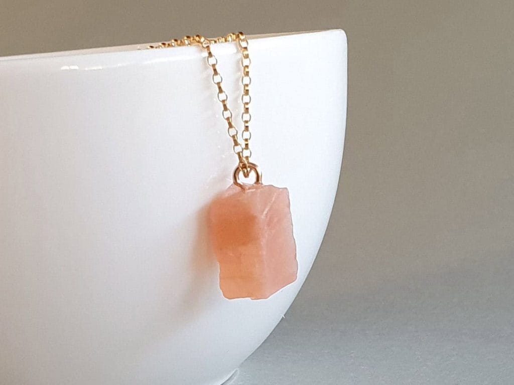 Colier din aur filat cu pandantiv din peach moonstone