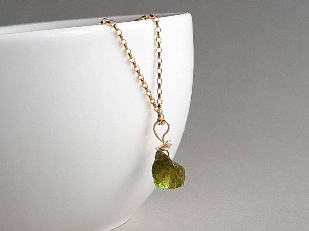 Colier din aur filat cu pandantiv din turmalină verde brută