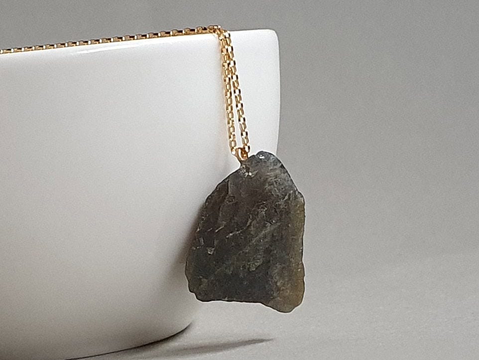 Colier din aur filat cu pandantiv din labradorit brut