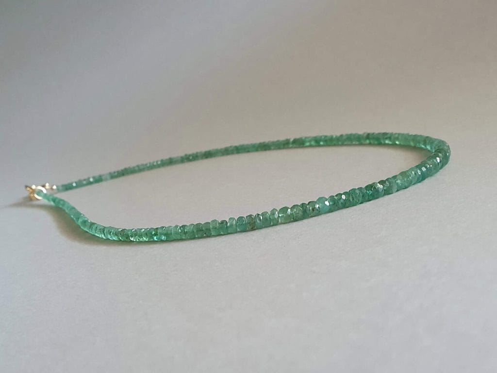 Colier din smarald prețios și aur filat