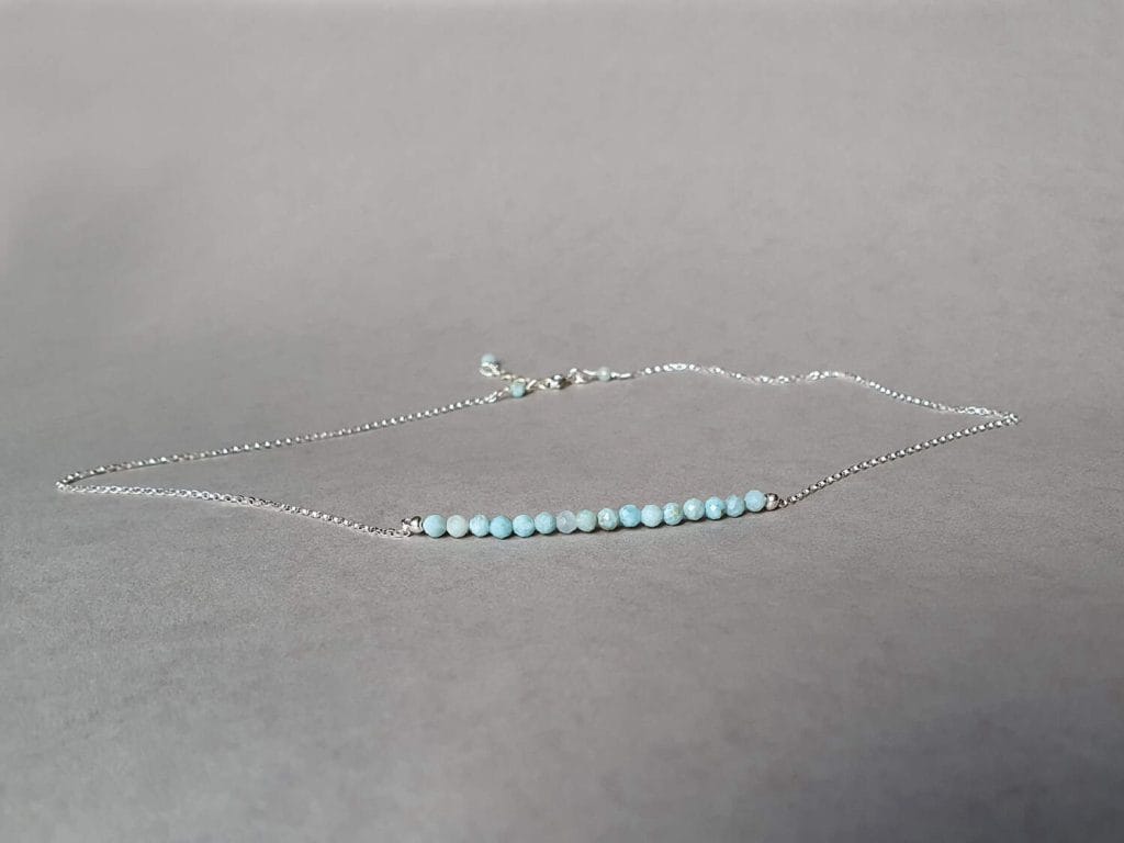 Colier în stil minimalist din argint și larimar