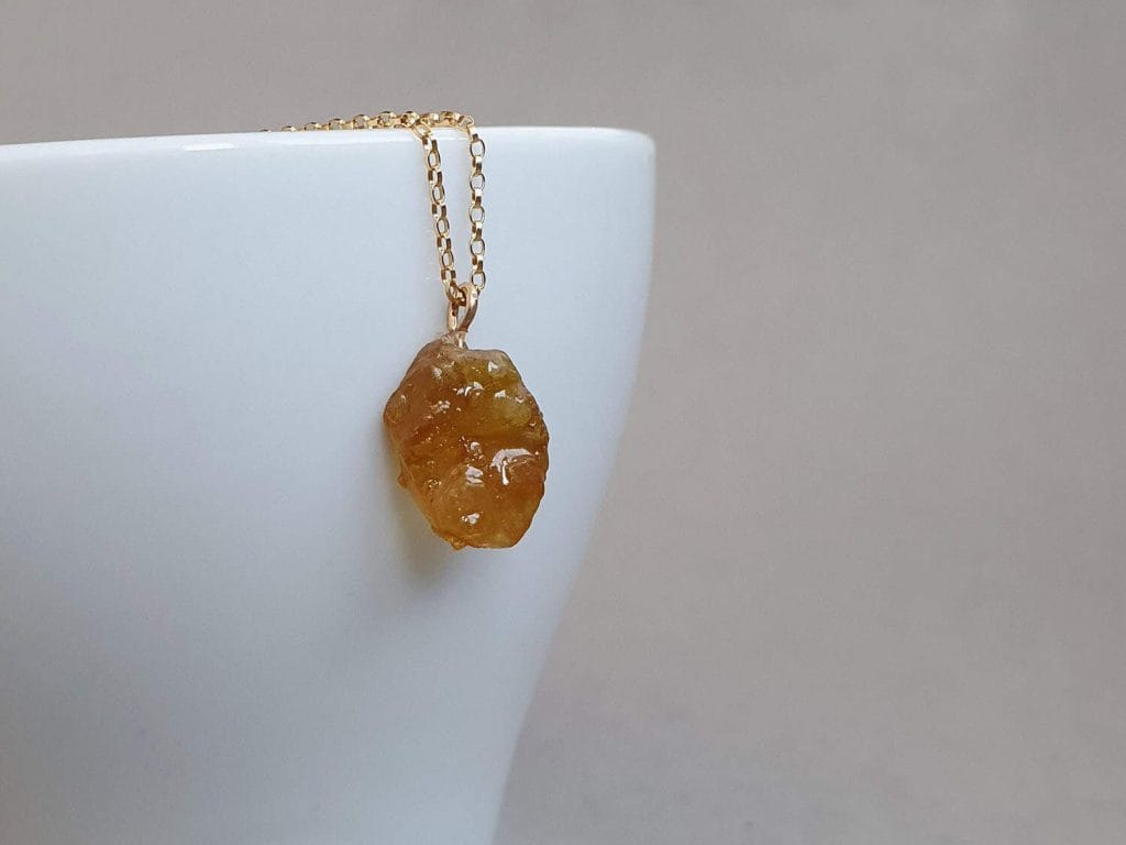 Colier din aur filat cu pandantiv din safir galben brut