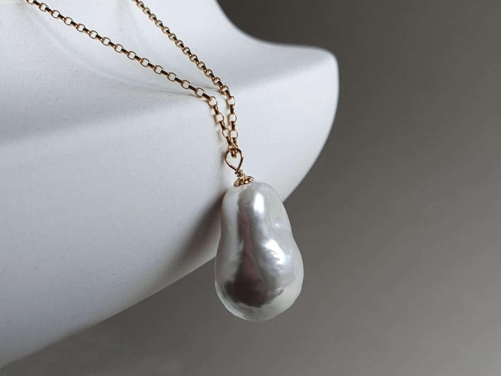Colier minimalist din aur filat și perlă baroc din sidef