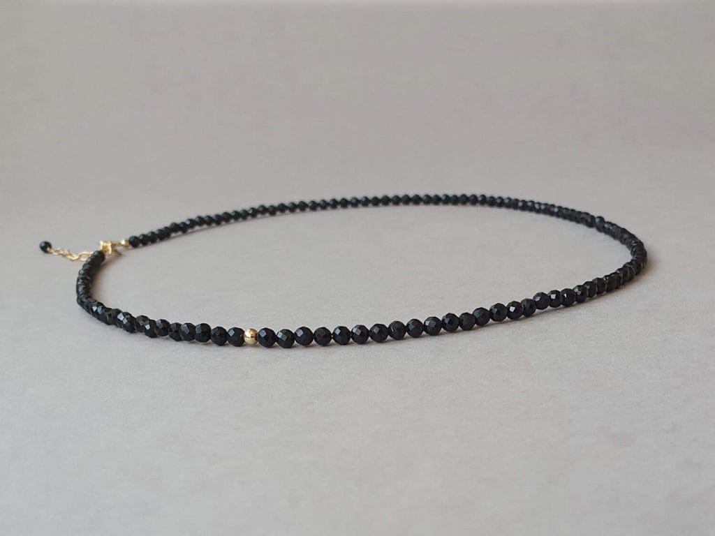 Colier din aur filat și turmalină neagră