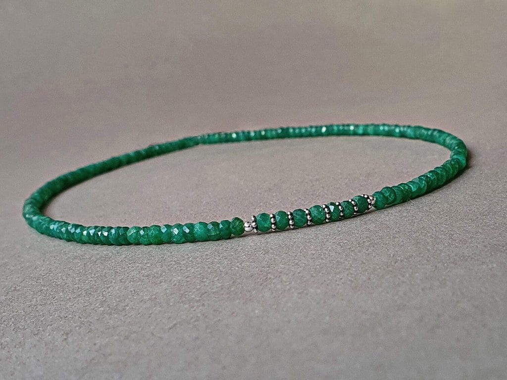 Colier din argint și smaralde