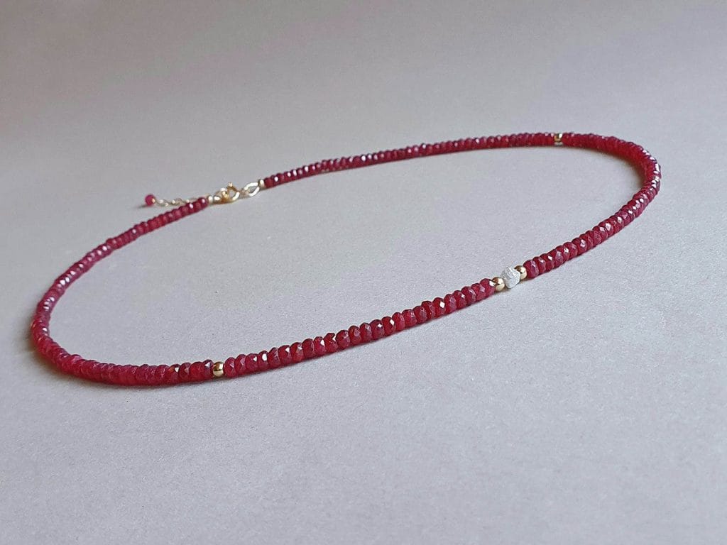 Colier din rubine și diamant brut gri