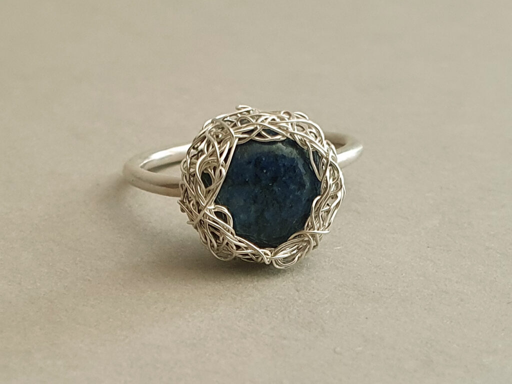 Inel din lapis lazuli și aur filat