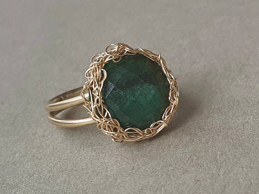 Inel din aur filat și smarald