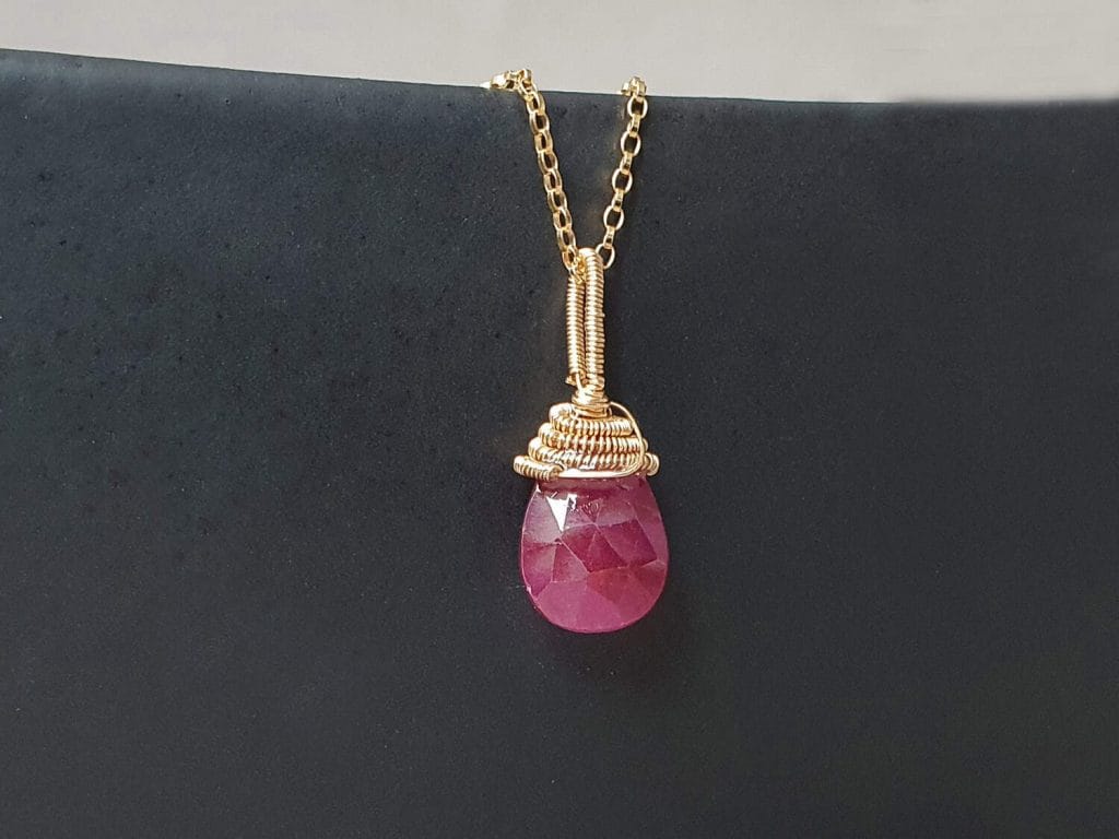 Pandantiv din rubin faţetat şi aur gold filled