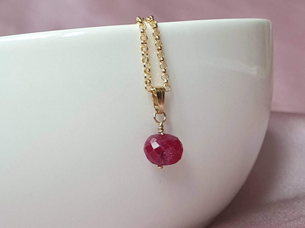 Pandantiv din rubin faţetat şi aur filat