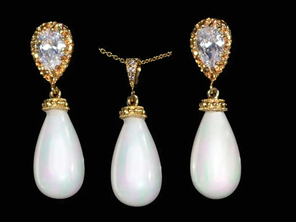 Set -cercei și colier placat cu aur, perle din sidef si cristale cubic zirconia transparente