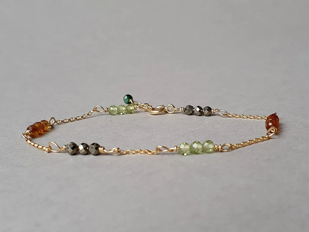 Brăţară din aur filat și pietre semiprețioase multicolore